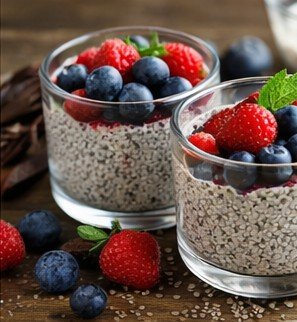 mesa com opções de sobremesas saudáveis para diabéticos em reunião