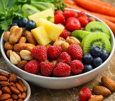 ingredientes para sobremesas saudáveis para diabéticos como frutas vermelhas, iogurte grego e oleaginosas