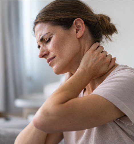 homem com estresse mental e dor de cabeça causada por sobrecarga mental